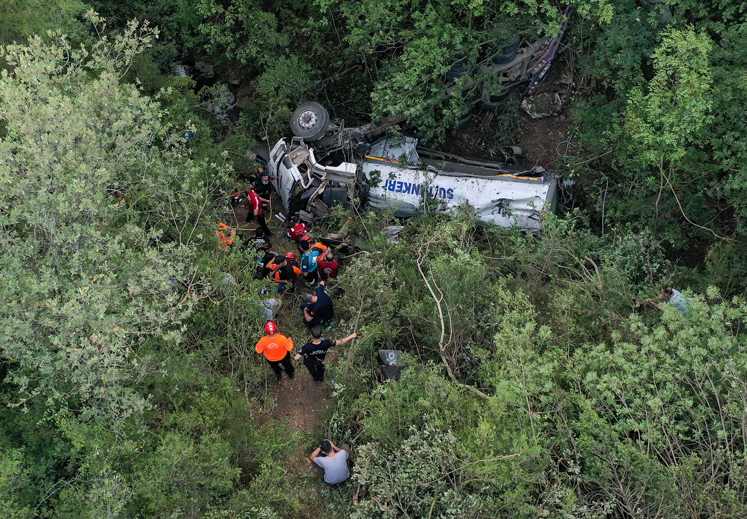 Tanker s katerim so gasili požar se je prevrnil v prepad, ena oseba umrla, dve huje poškodovani