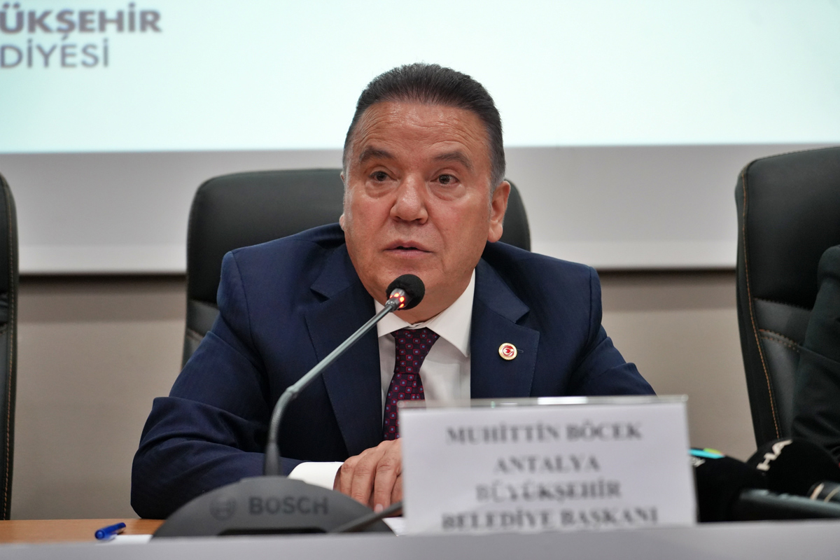 Glavni župan Antalyie Muhittin Böcek v preiskavi podkupovanja; njegova snaha aretata