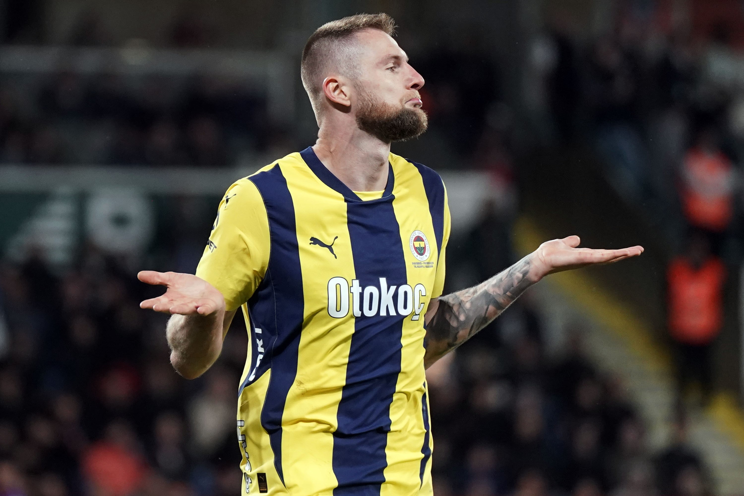 Fenerbahče cilja na Premier League za okrepitev vratarja in obrambe