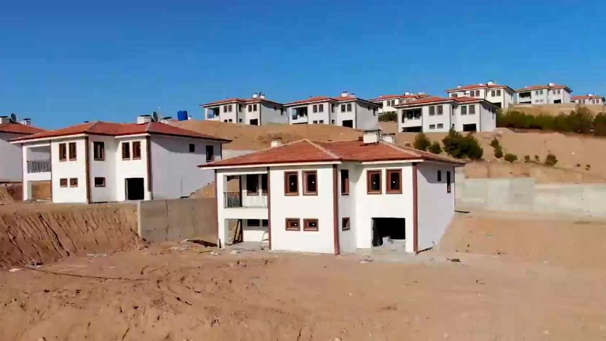 Dokončane dvonadstropne podeželske hiše v potresnem območju Turčije: predaja 300.000. doma