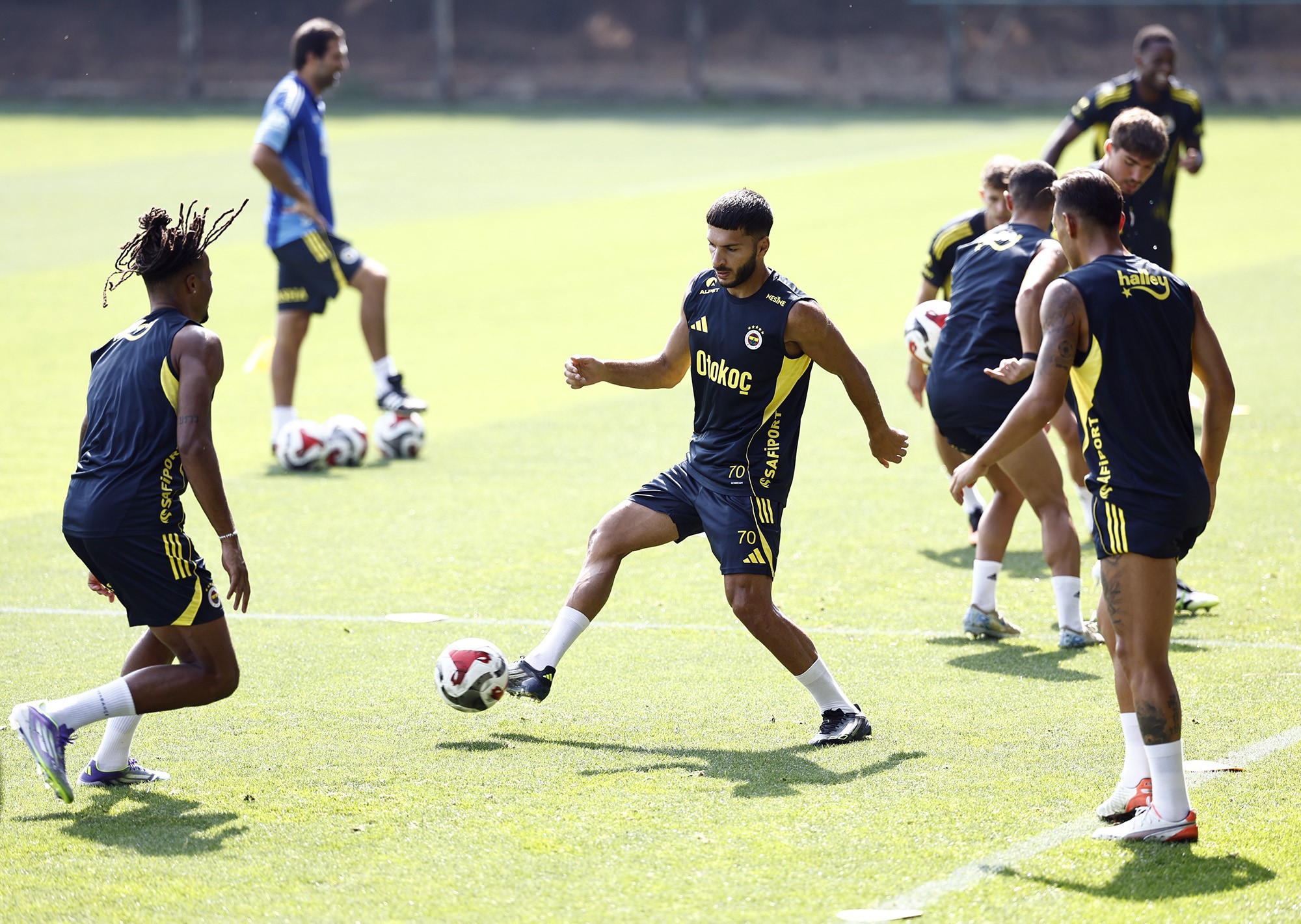 Fenerbahče nadaljuje s pripravami na novo sezono in se sooča z izzivi pri okrepitvah