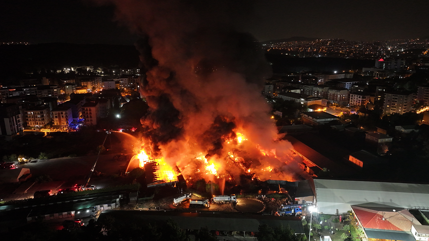 İstanbul'da korkutan fabrika yangını: Alevler kontrol altına alındı