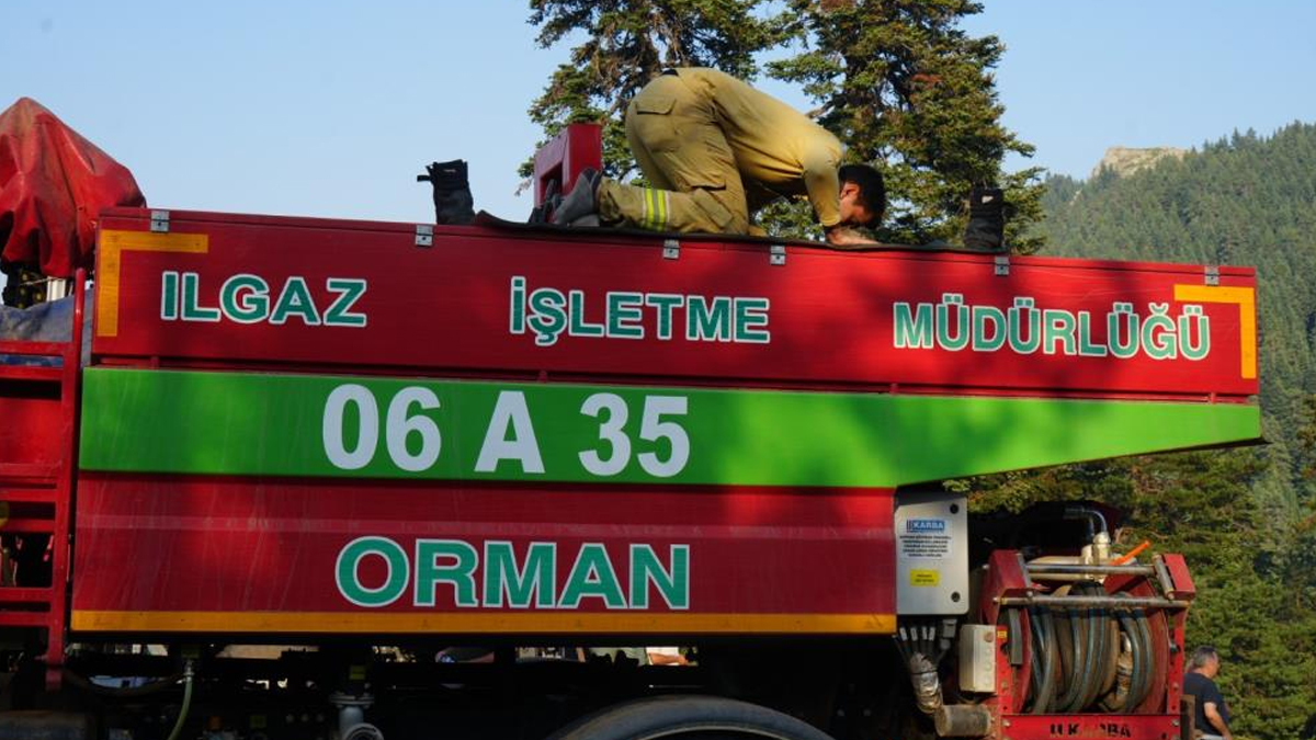 Orman kahramanları gönülleri fethetti! İbadete alevler dahi engel olamadı