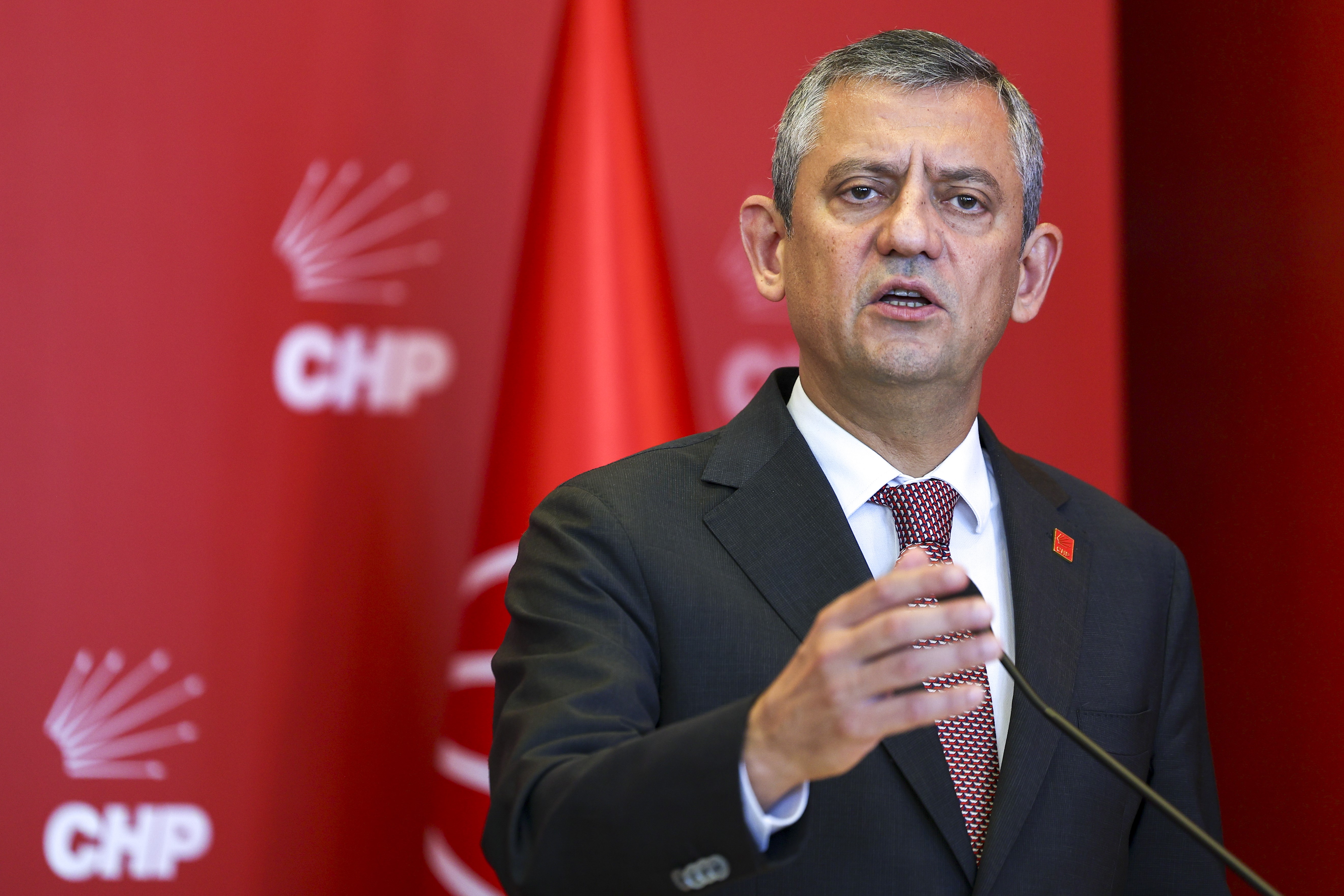 AKP odgovoril na kritike Özgürja Özelja glede Hakana Fidana