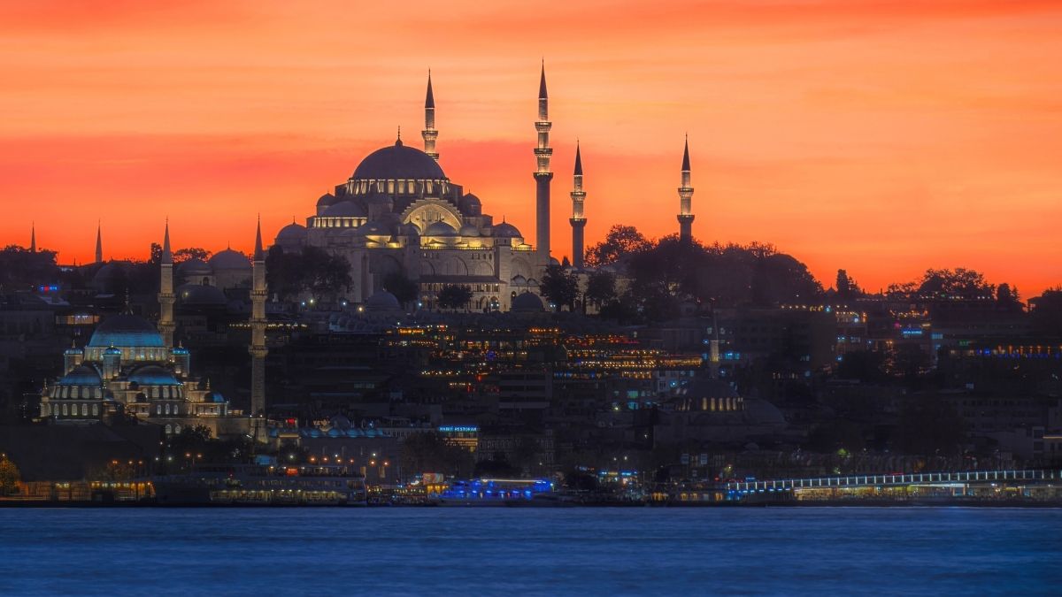 V turških mošejah molitve za konec suše, zaščito pred nesrečami in v spomin na žrtve