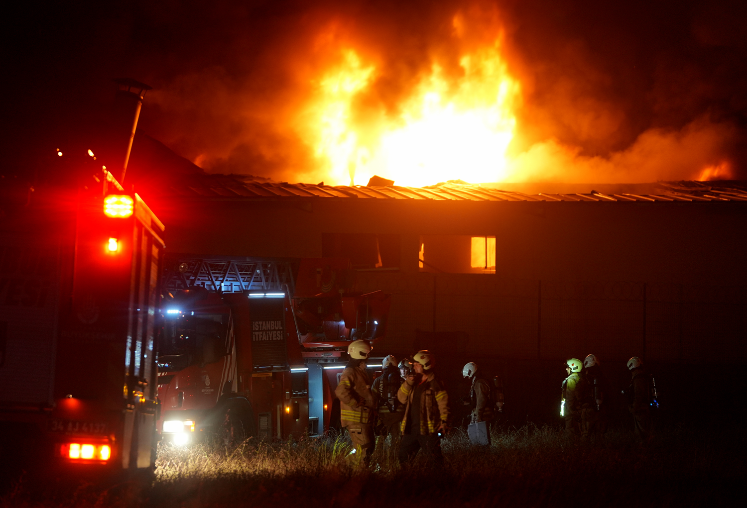 Požar v tovarni plastike in gobice v Arnavutköyju pod nadzorom