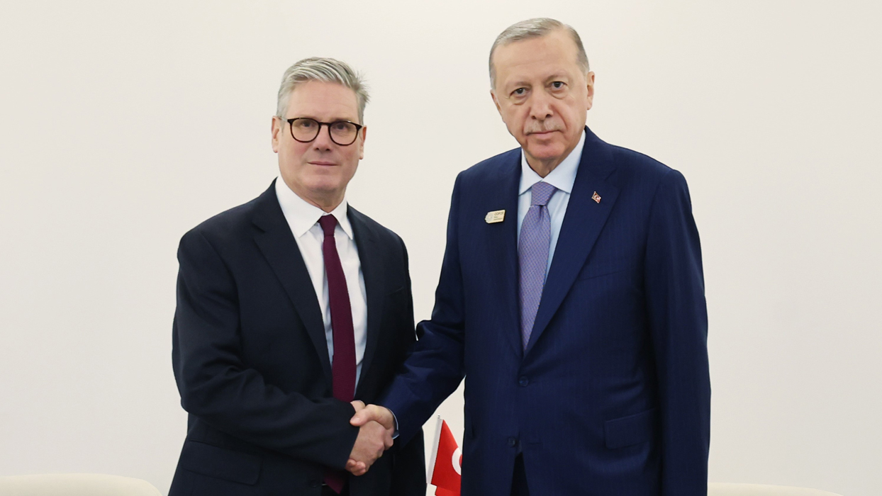 Erdoğan in Starmer sta se pogovarjala o Gazi in potrebi po premirju