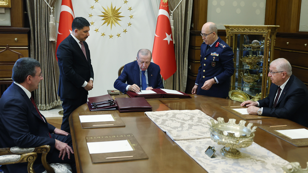 Predsednik Erdoğan z visokimi vojaškimi uradniki obiskal Anıtkabir pred zasedanjem Visokega vojaškega sveta