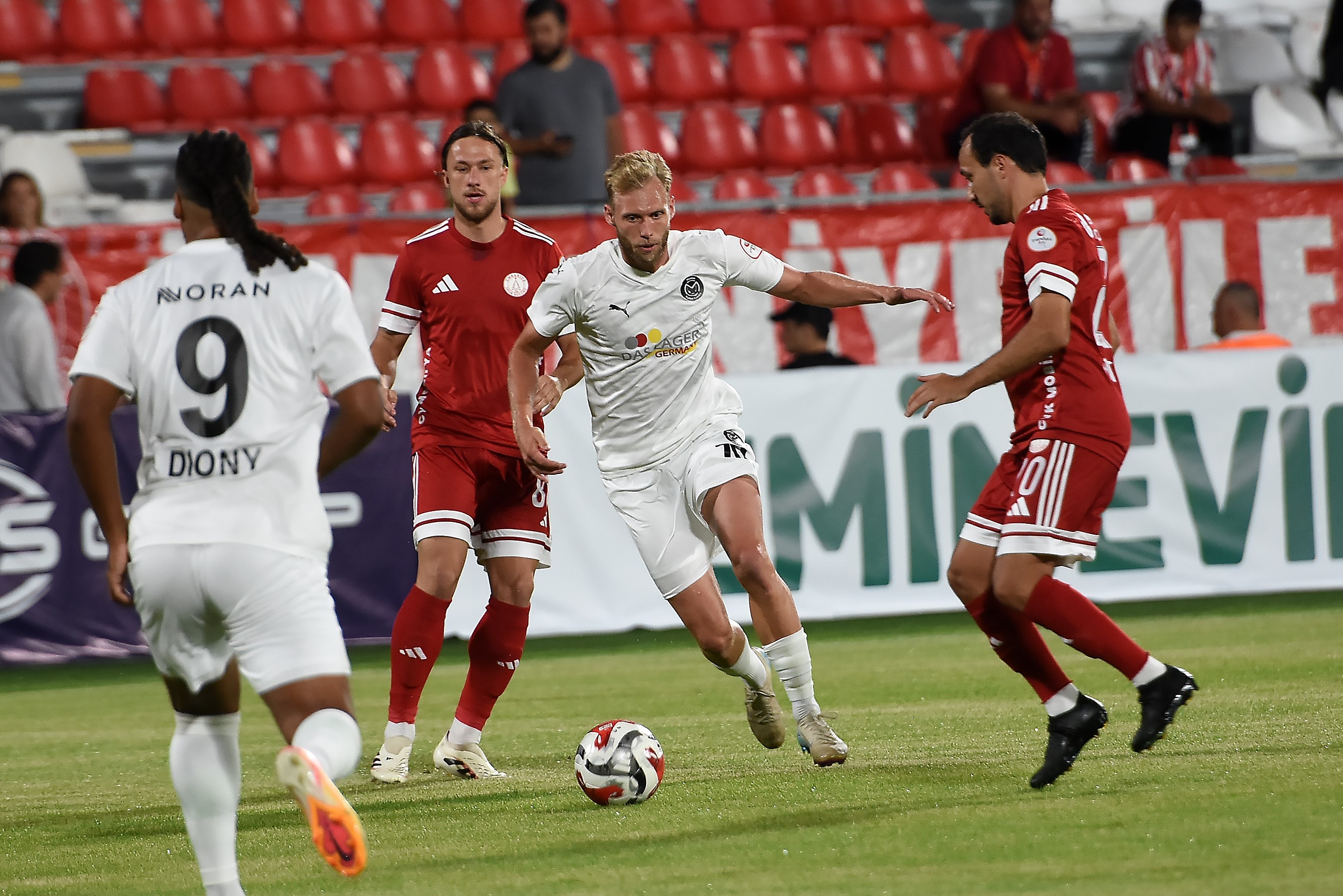 Ümraniyespor sezona galibiyetle başladı