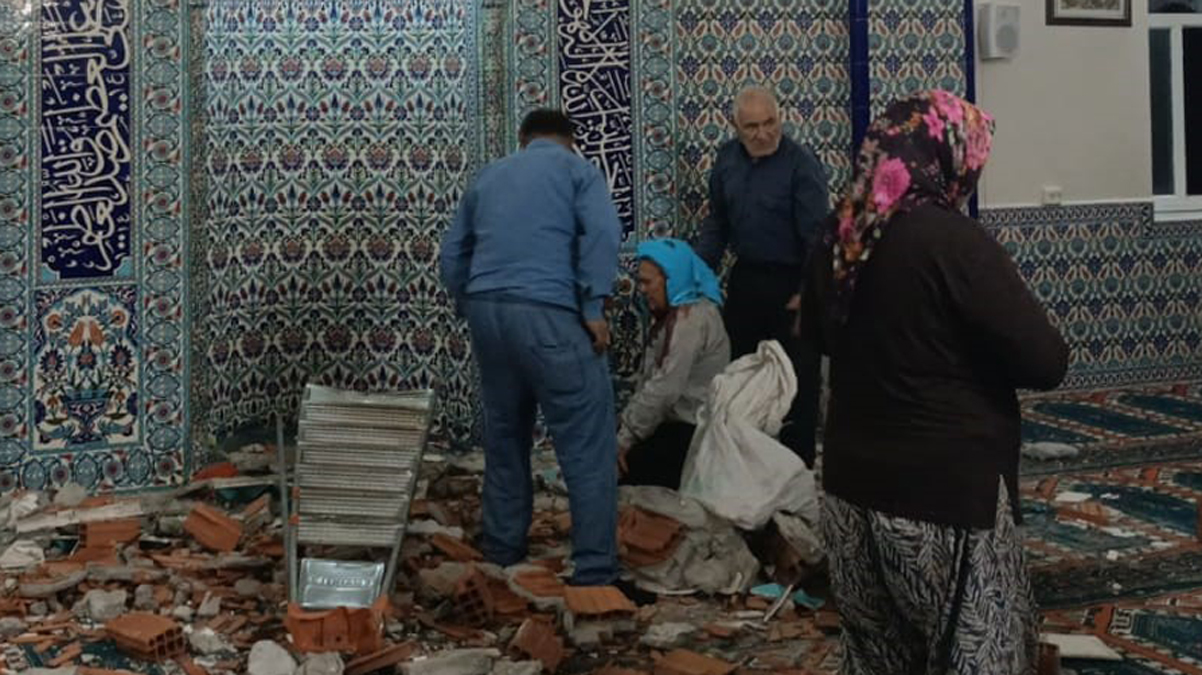 Potres v Balıkesirju zahteval življenje v Manisi med pregledom poškodovane mošeje