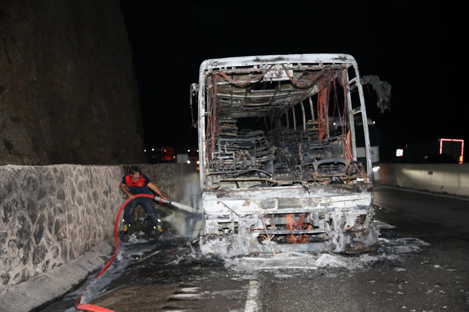 V Hatayu zgorel potniški avtobus