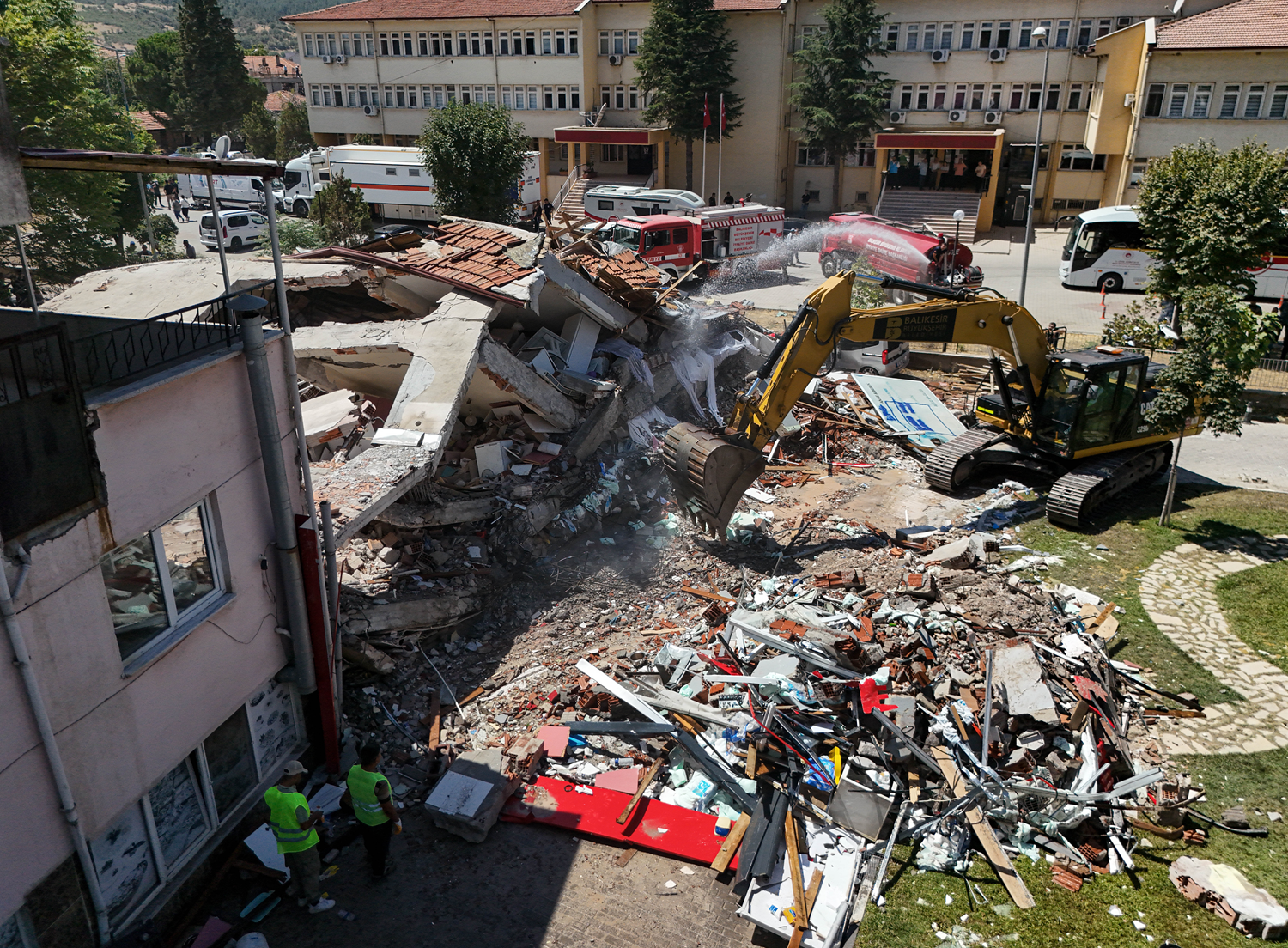 Sındırgı'da yıkılan binanın enkazı kaldırılıyor