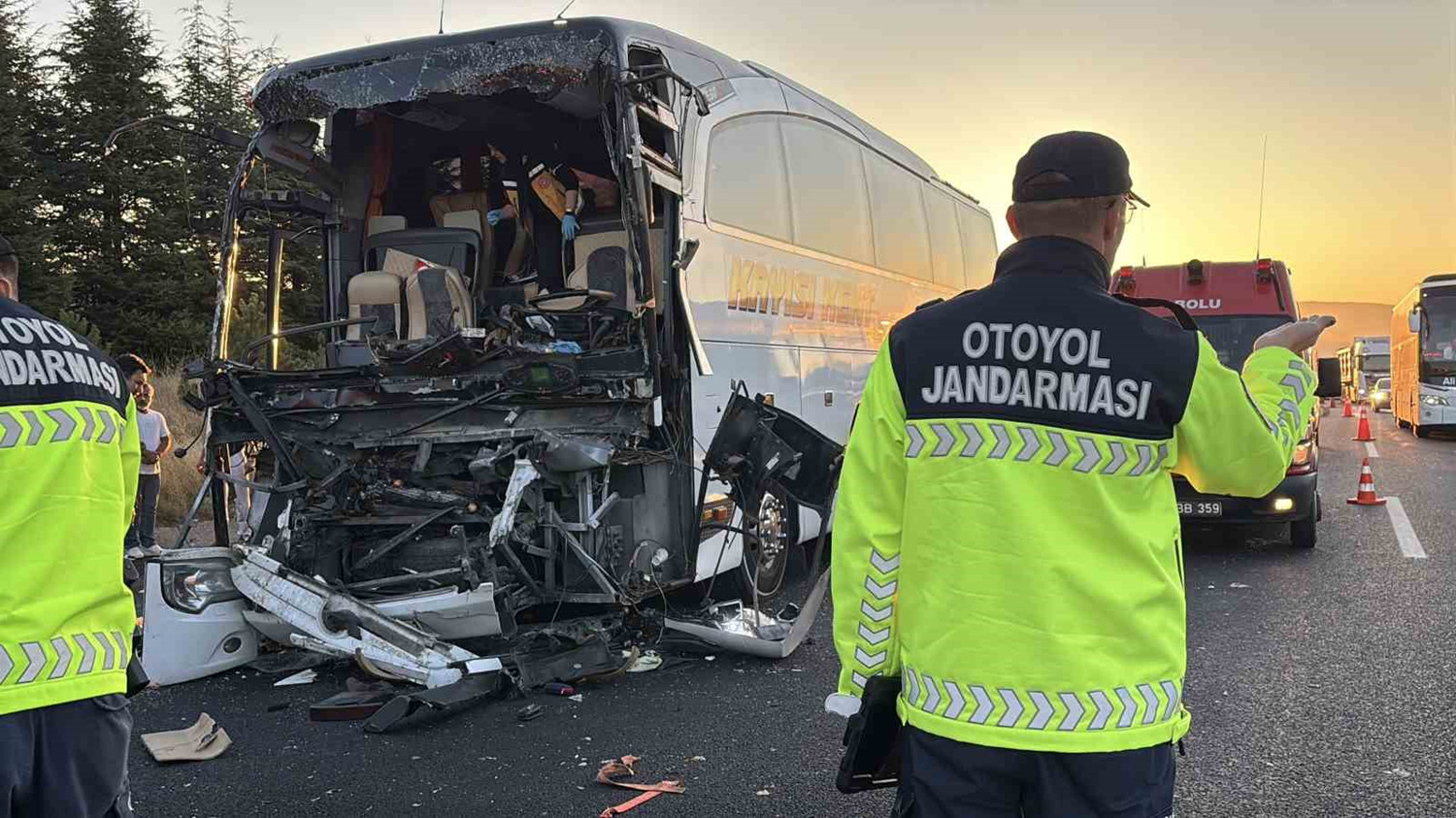 V trčenju avtobusa in tovornega vozila na avtocesti Anadolu umrl voznik, deset ranjenih