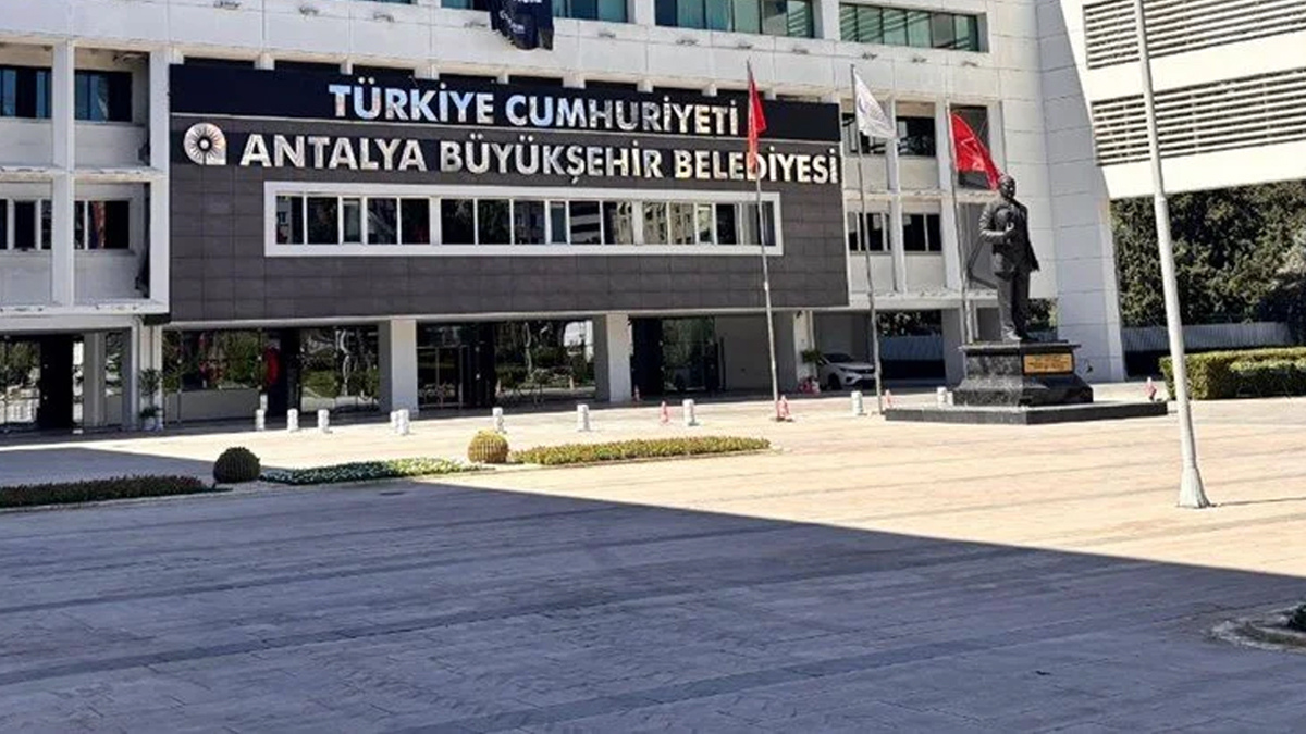 V Antaliji izvedena operacija proti korupciji na občini, 17 osumljencev v priporu