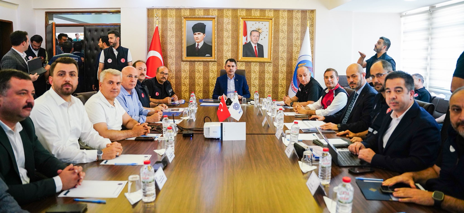 Bakan Kurum depremin vurduğu Balıkesir'de