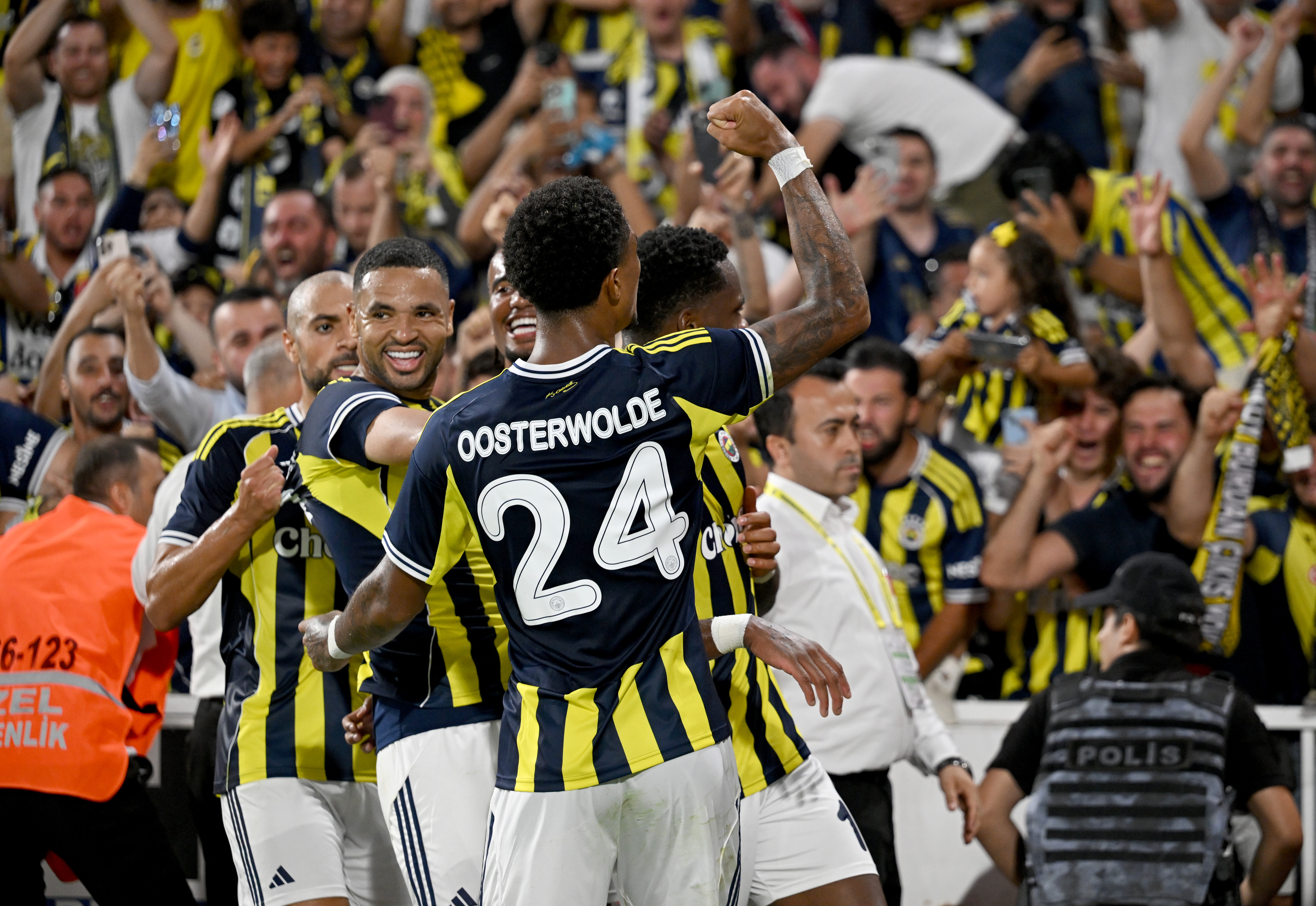 Fenerbahçe 27 yıl sonra başardı! Kadıköy'de tarihi gece