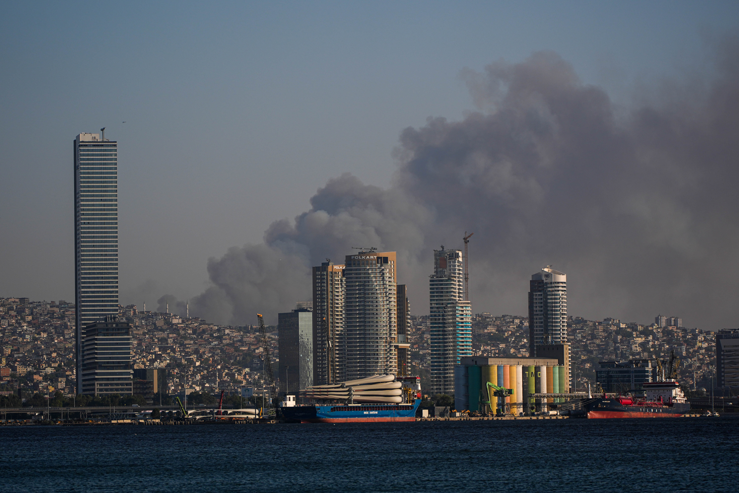 V Izmirju v Turčiji izbruhnil gozdni požar