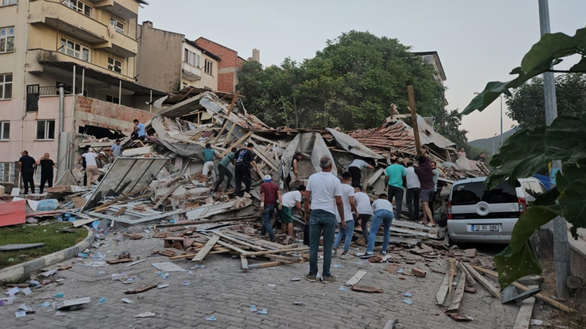 V Turčiji aretirali lastnika zgradbe, ki se je zrušila v potresu v Sındırgıju