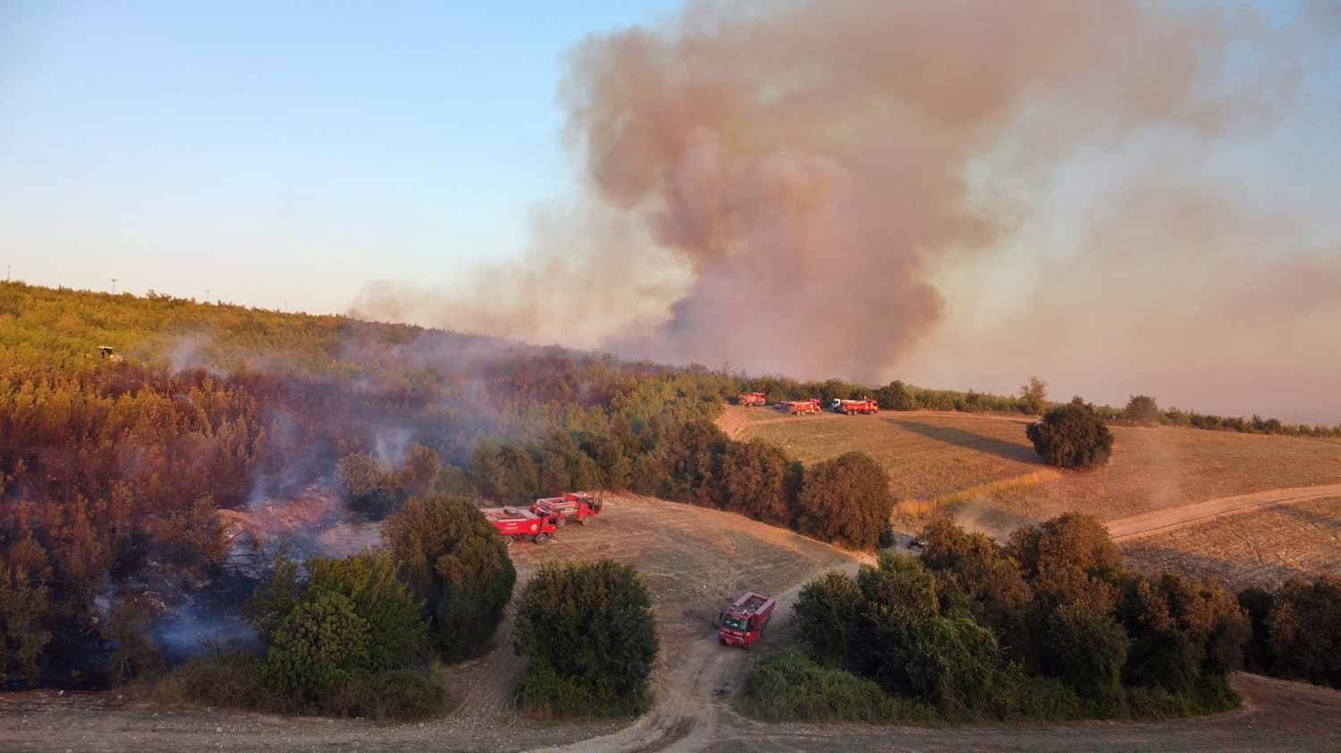 V Osmaniji v Turčiji se je med gašenjem požara prevrnil arazöz, en delavec umrl, štirje ranjeni
