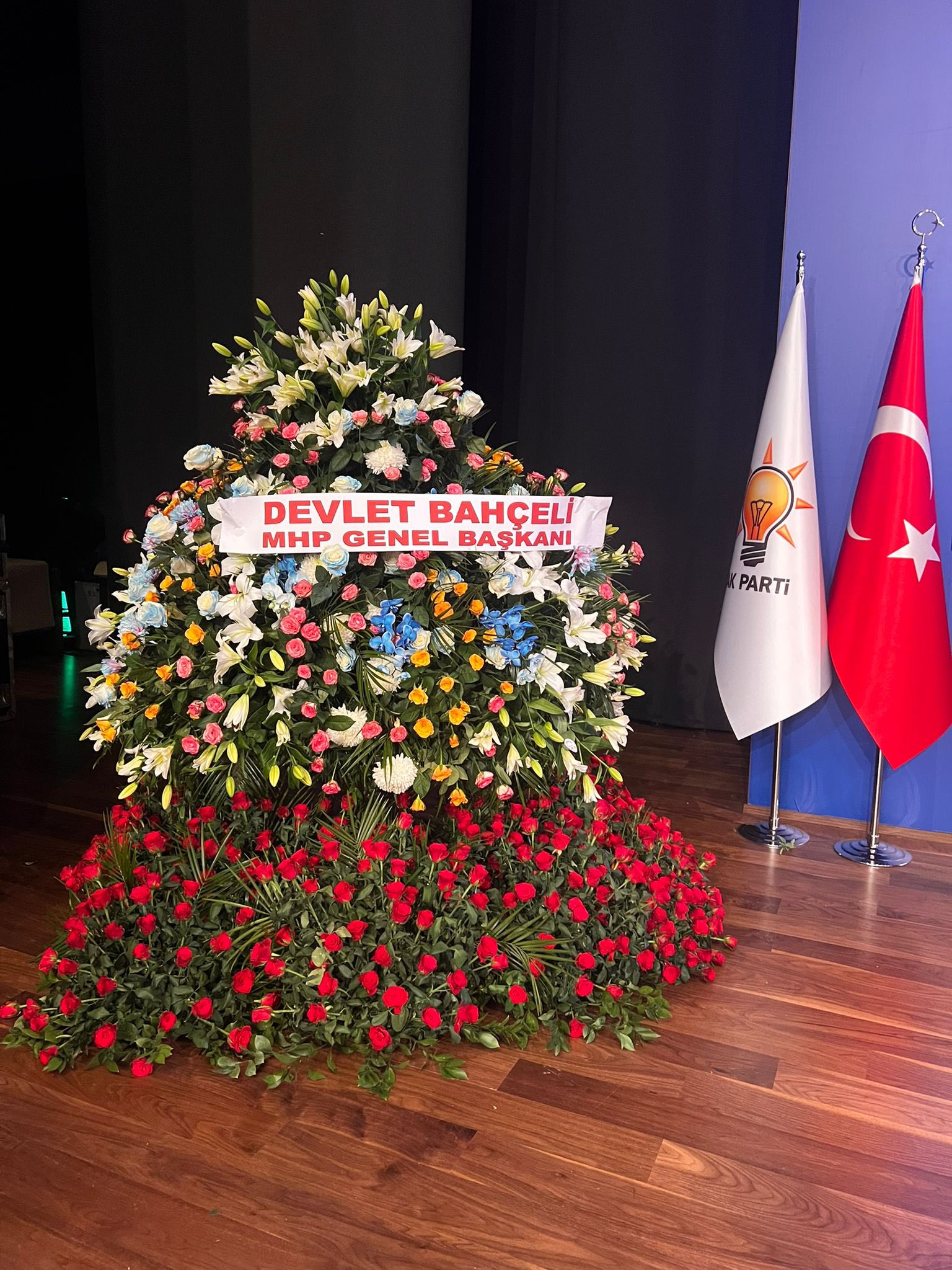 Devlet Bahçeli s posebnim cvetjem počastil 24. obletnico ustanovitve stranke AK Parti