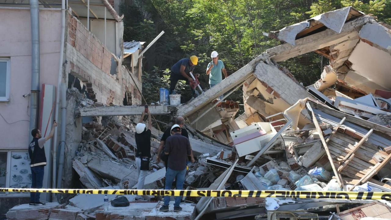 Po potresu v Balıkesirju v Turčiji ugotovljenih obsežnih poškodb na stavbah