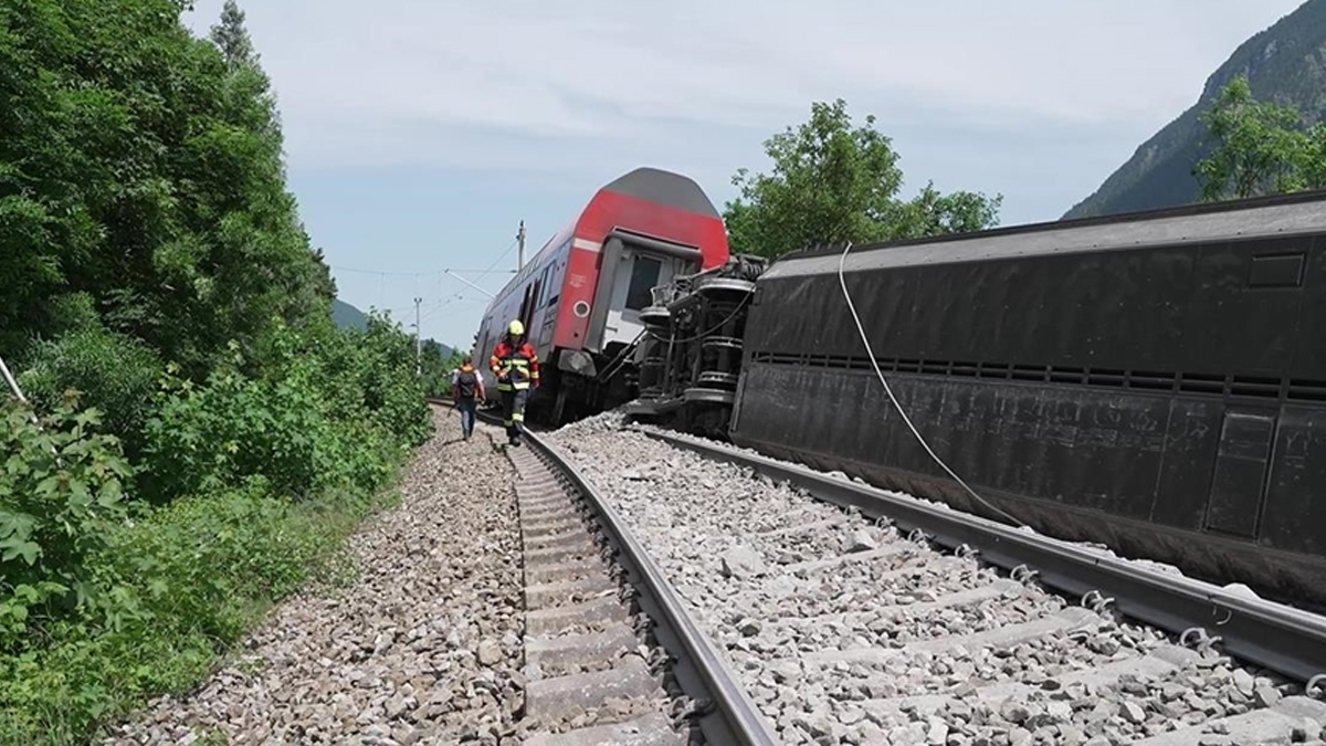 Hızlı seyahat felaket getirdi: Raydan çıkan trende çok sayıda yaralı var