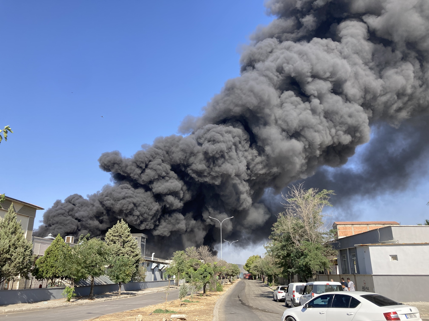 V Gaziantepu v Turčiji izbruhnil požar v tovarni za recikliranje
