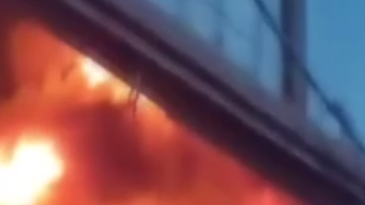 İşgalci İsrail'den Yemen'e saldırı: Enerji altyapısı hedef alındı