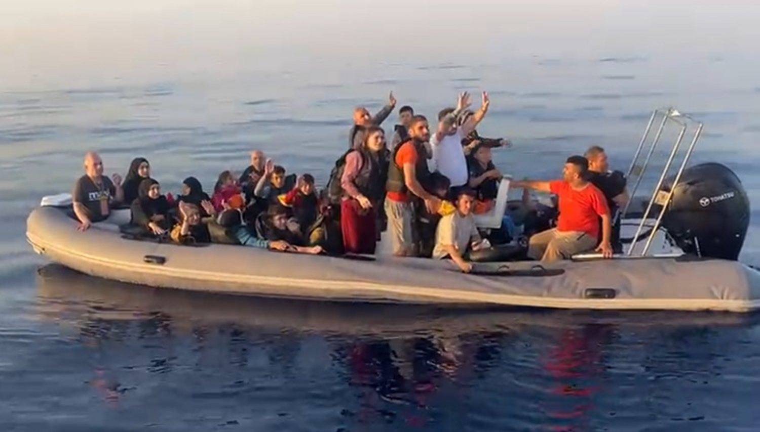 V Izmirju prijeti številni nezakoniti migranti, mnoge rešili pred grškim potiskanjem