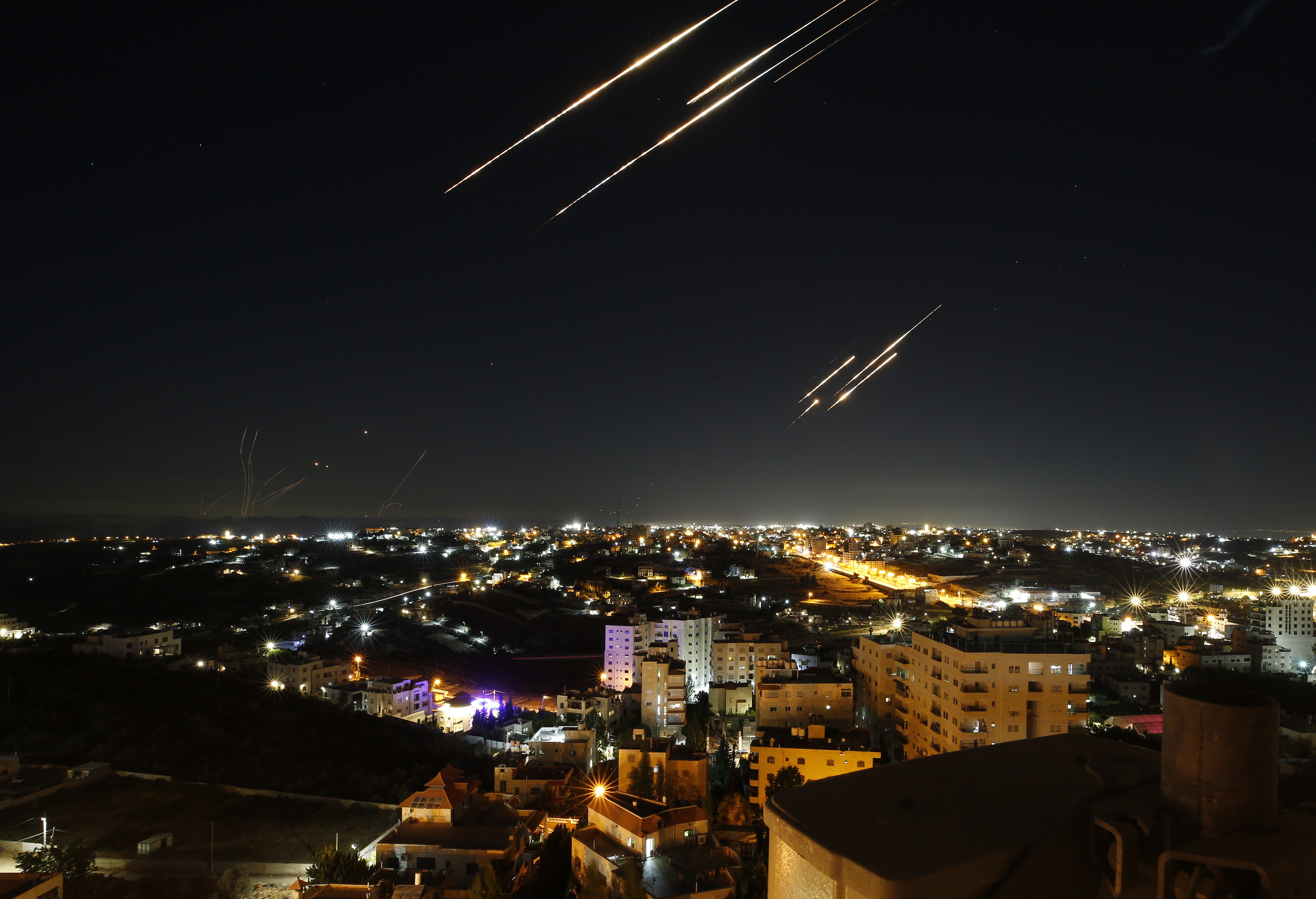 Soykırımcı İsrail'e balistik füze saldırısı... Tel Aviv'de uçuşlar durdu