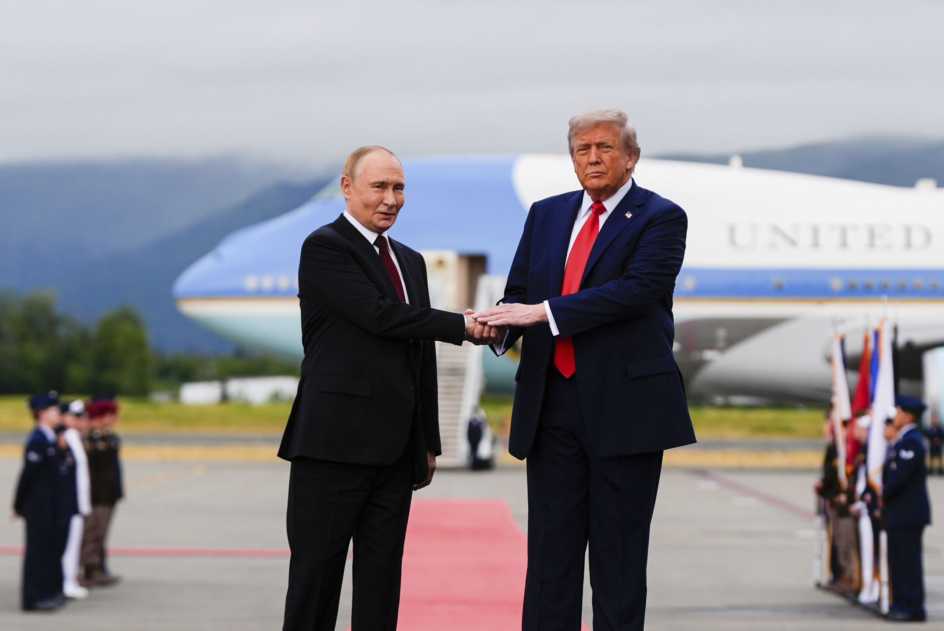 Trump, Putin'le buluştu dünyaya seslendi: 