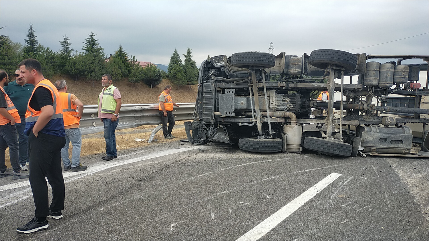 Zaradi prevrnjenega tovornjaka z asfaltom zaprta avtocesta v Turčiji