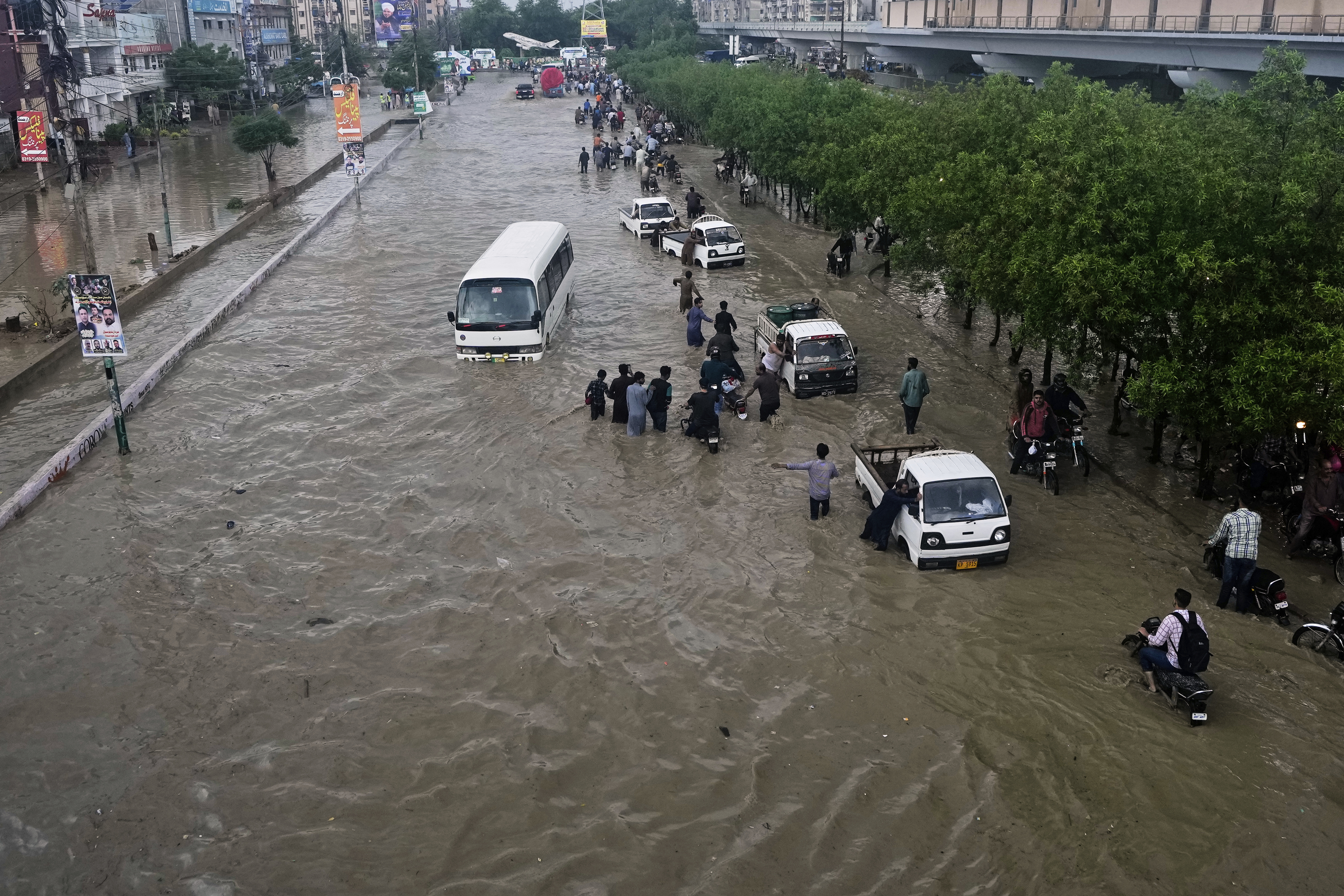 Muson yağmurlarında can kaybı 746'ya çıktı