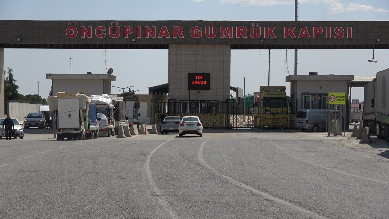 Turčija začenja s prehajanjem meje s Sirijo s potnimi listi