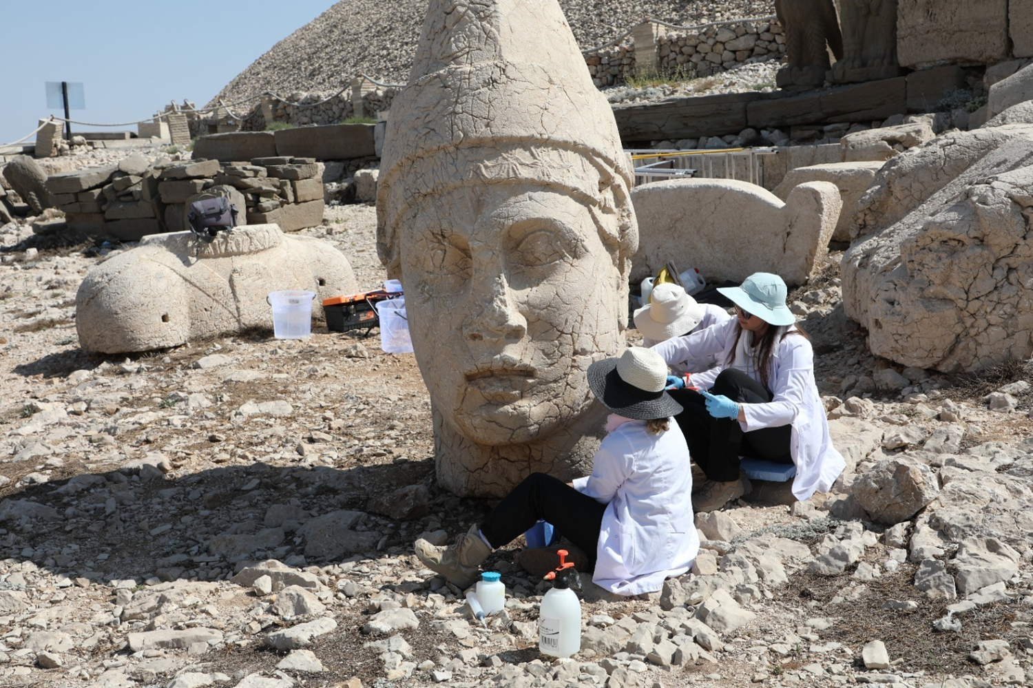 Nemrut'un zirvesindeki binlerce yıllık heykeller nanoteknolojiyle ayağa kalkıyor