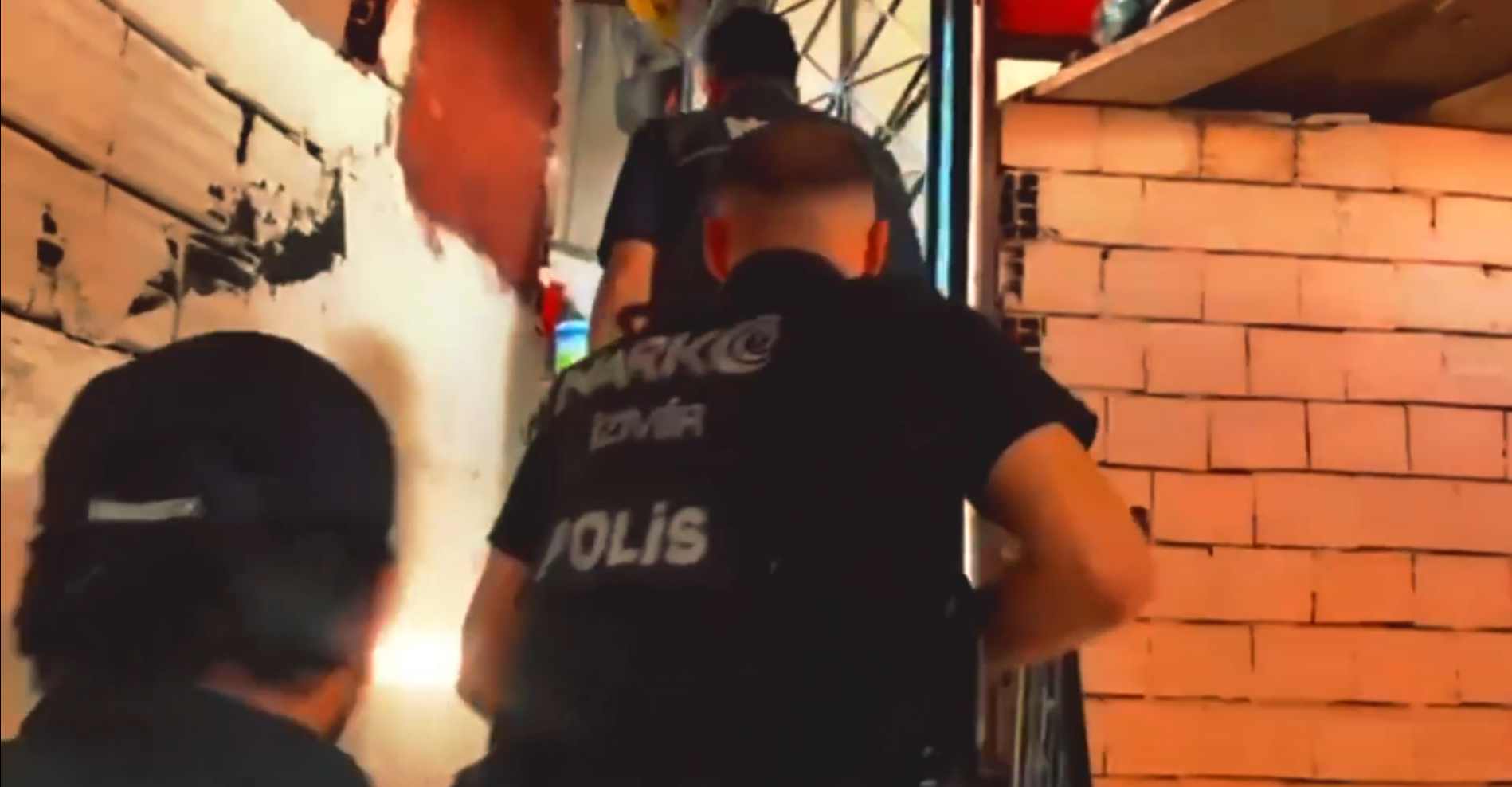 İzmir'de uyuşturucuya geçit yok: 3 şüpheli yakalandı