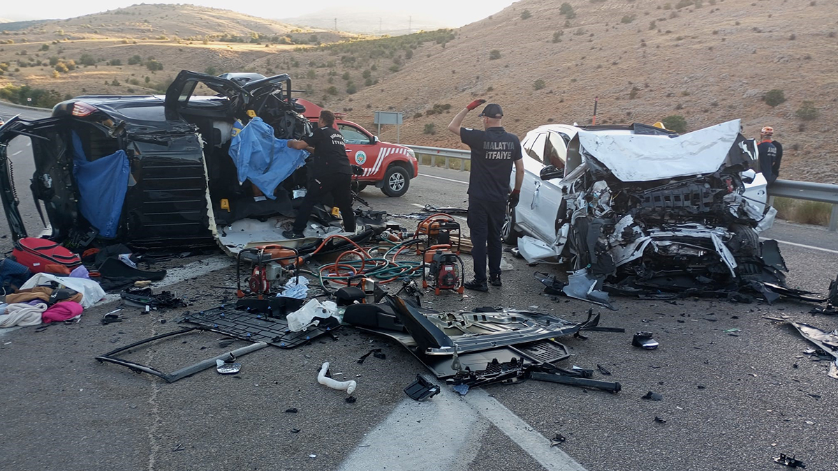 Malatya-Kayseri karayolunda katliam gibi kaza: Çok sayıda ölü ve yaralı var
