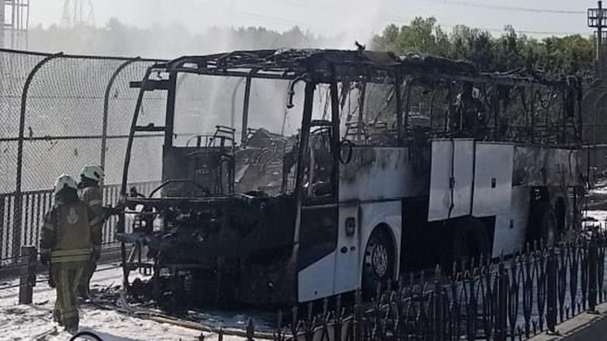 V Istanbulu zagorel avtobus, potniki pravočasno rešeni