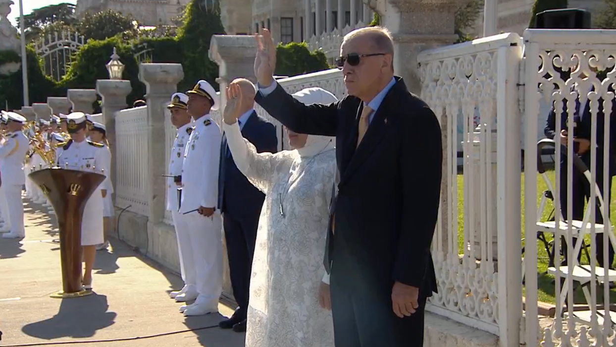 Emine Erdoğan in predsednik Erdoğan pozdravljata mimohod ladij v Bosporju v okviru TEKNOFEST Mavi Vatan