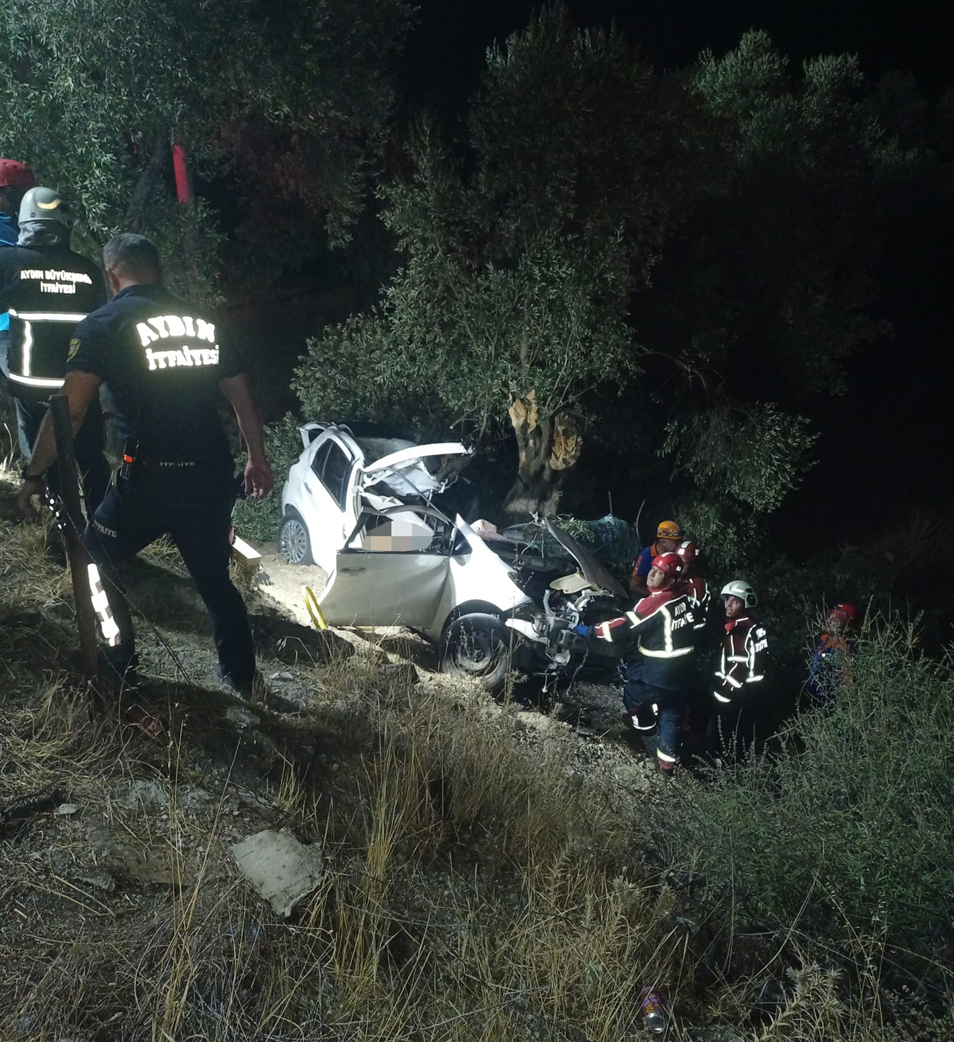 Aydın'da şarampole devrilen otomobildeki 2 kişi öldü, 1 çocuk yaralandı