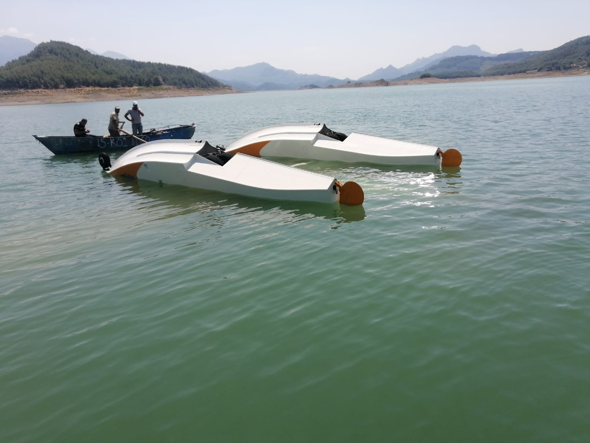 Burdur'da baraja iniş yapan eğitim uçağındaki iki pilot, balıkçı teknesiyle kurtarıldı