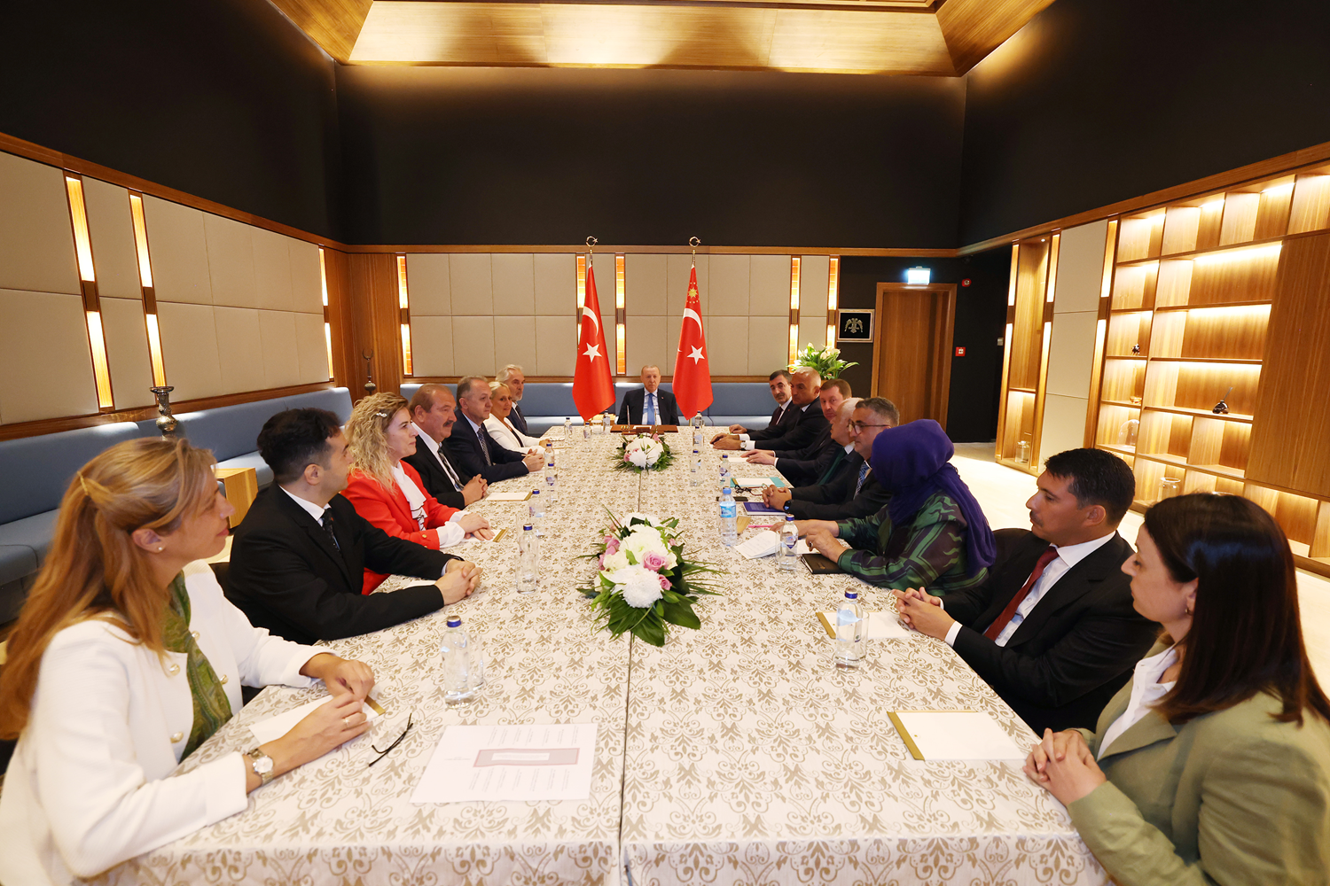 Erdogan sprejel člane Sveta za kulturno in umetnostno politiko v Ahlatu