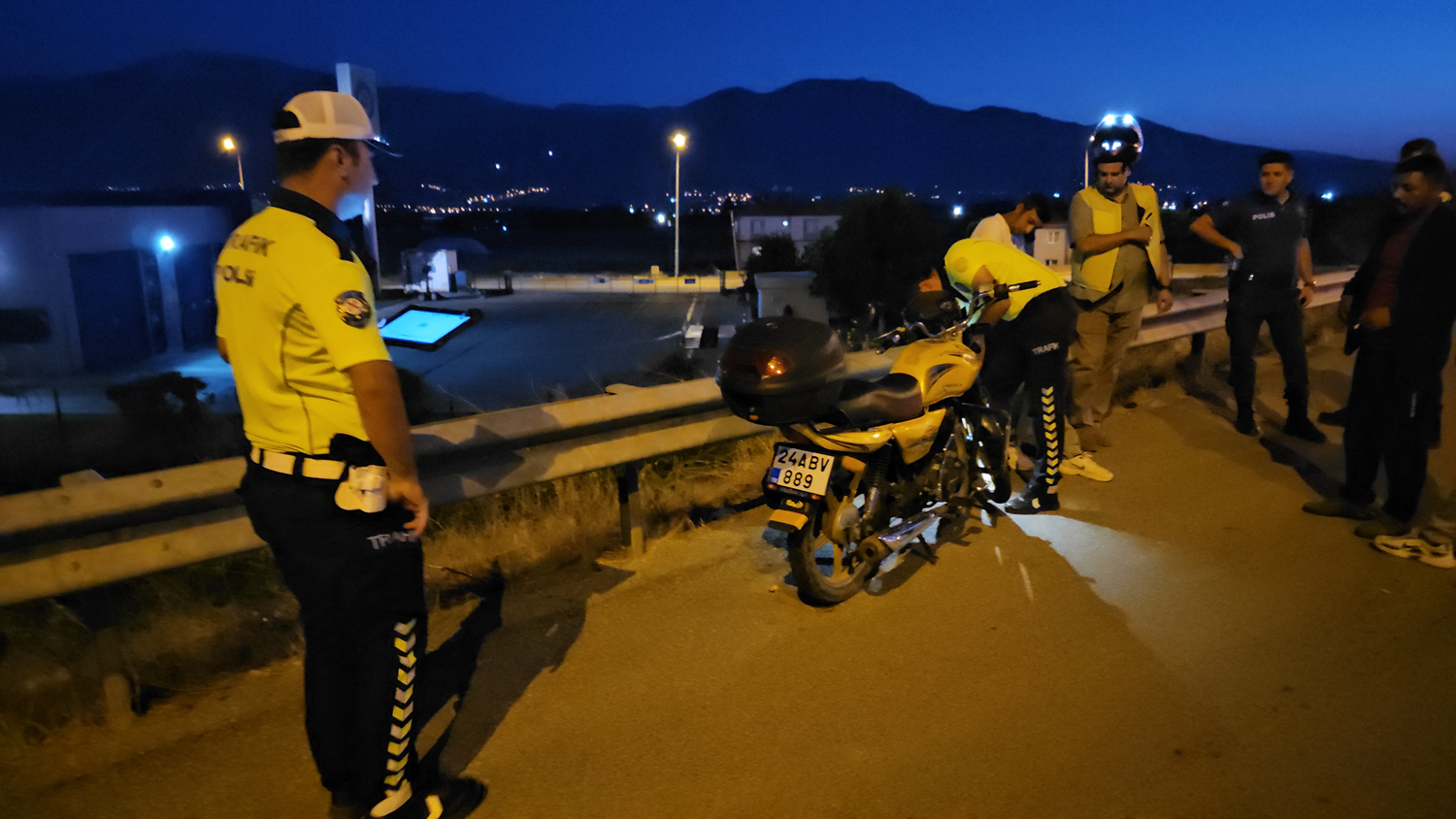 Erzincan'da motosiklet devrildi: 4 yaralı