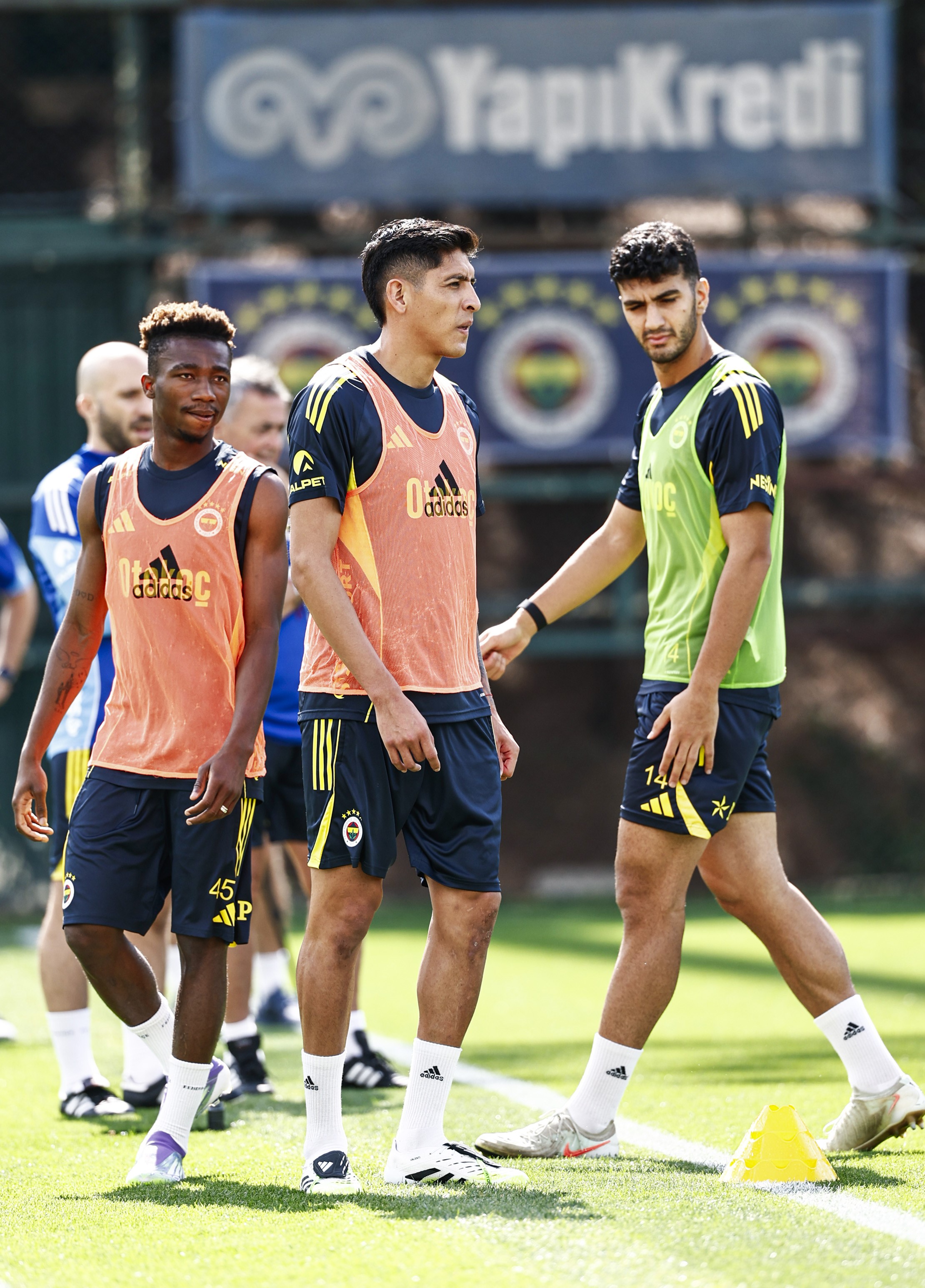Fenerbahçe'nin yeni transferi Edson Alvarez ilk idmanına çıktı