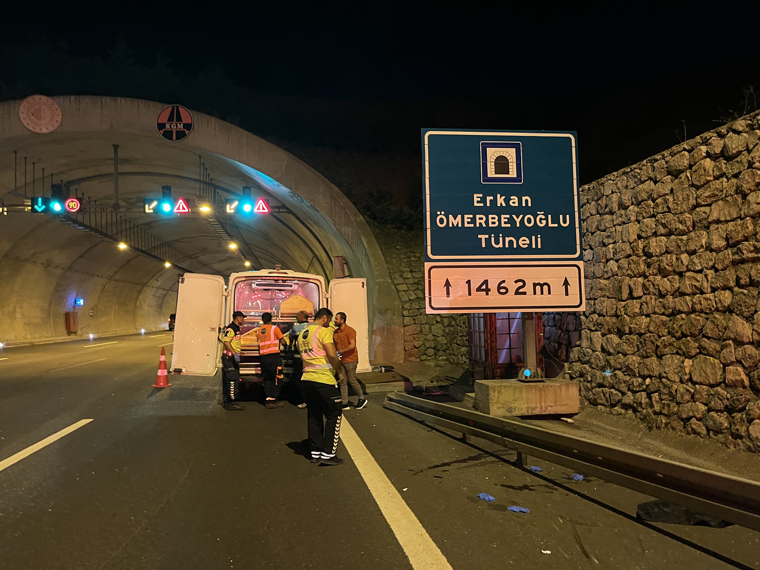 Kocaeli'de Kuzey Marmara Otoyolu'nda otomobilin çarptığı yaya öldü