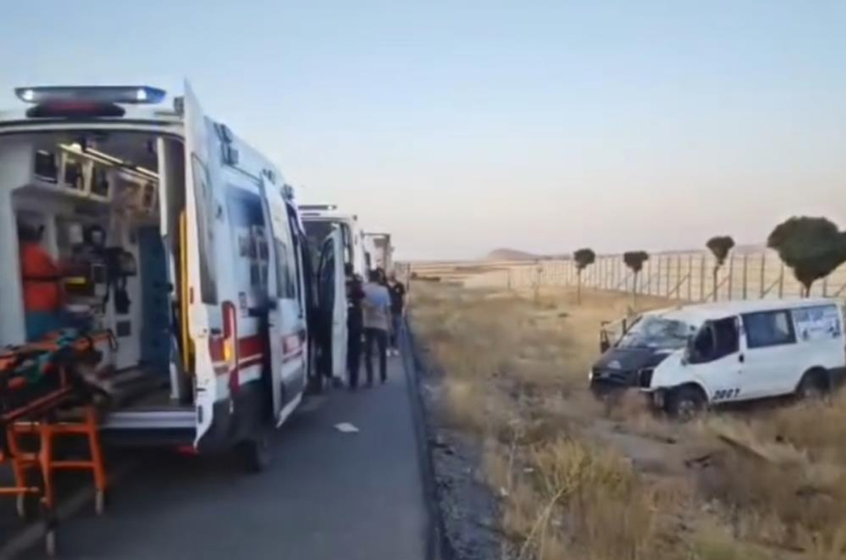 Van'da devrilen minibüsteki 2 kişi öldü, 3 kişi yaralandı