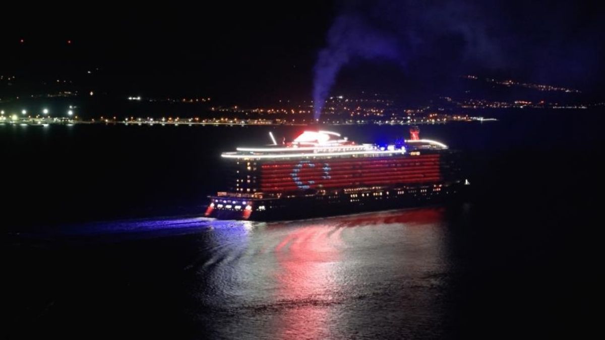 Bahamalar bayraklı dev gemi Çanakkale'yi Türk bayrağıyla selamladı