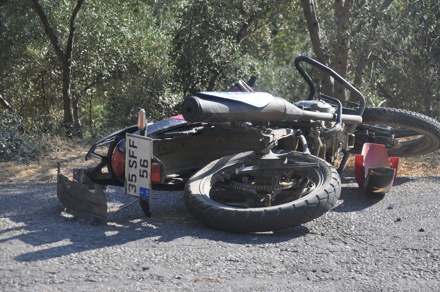 İzmir'de pikapla motosiklet çarpıştı: Ölü ve yaralı var