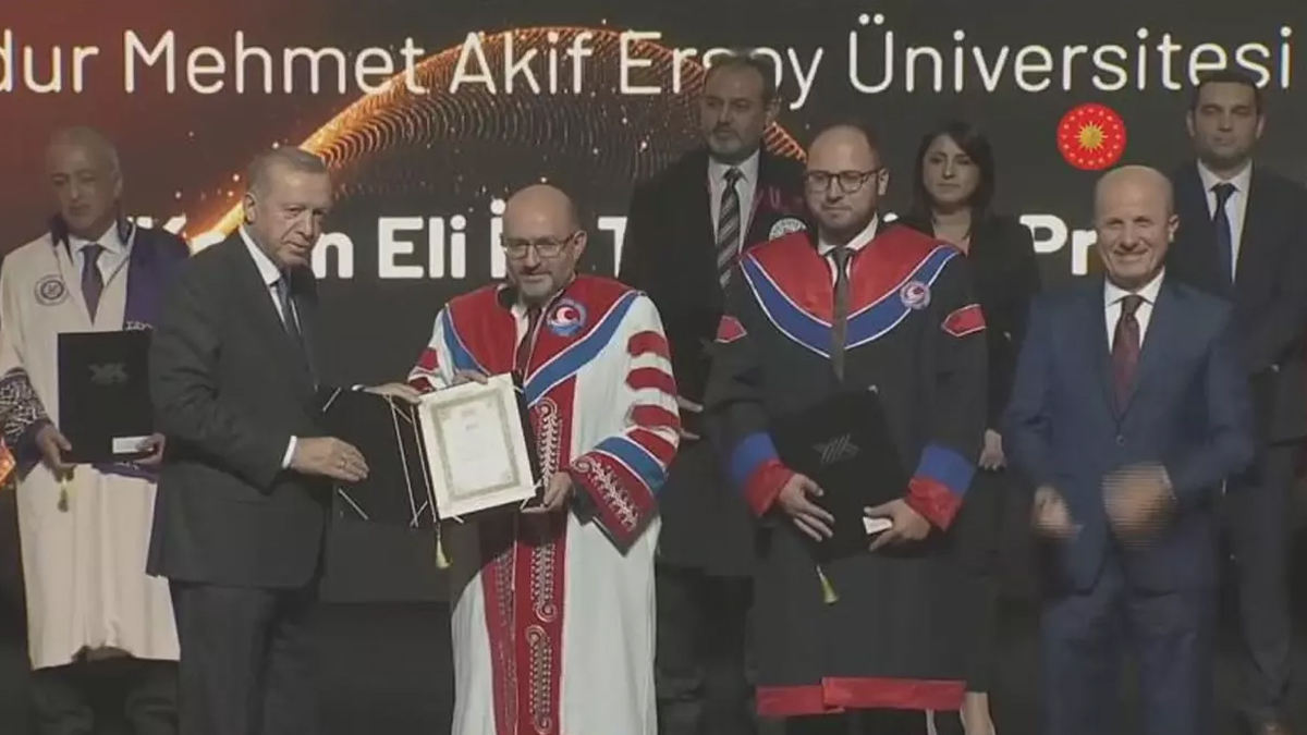 Rektörlüğünü yaptığı üniversitenin öğrencisi oldu