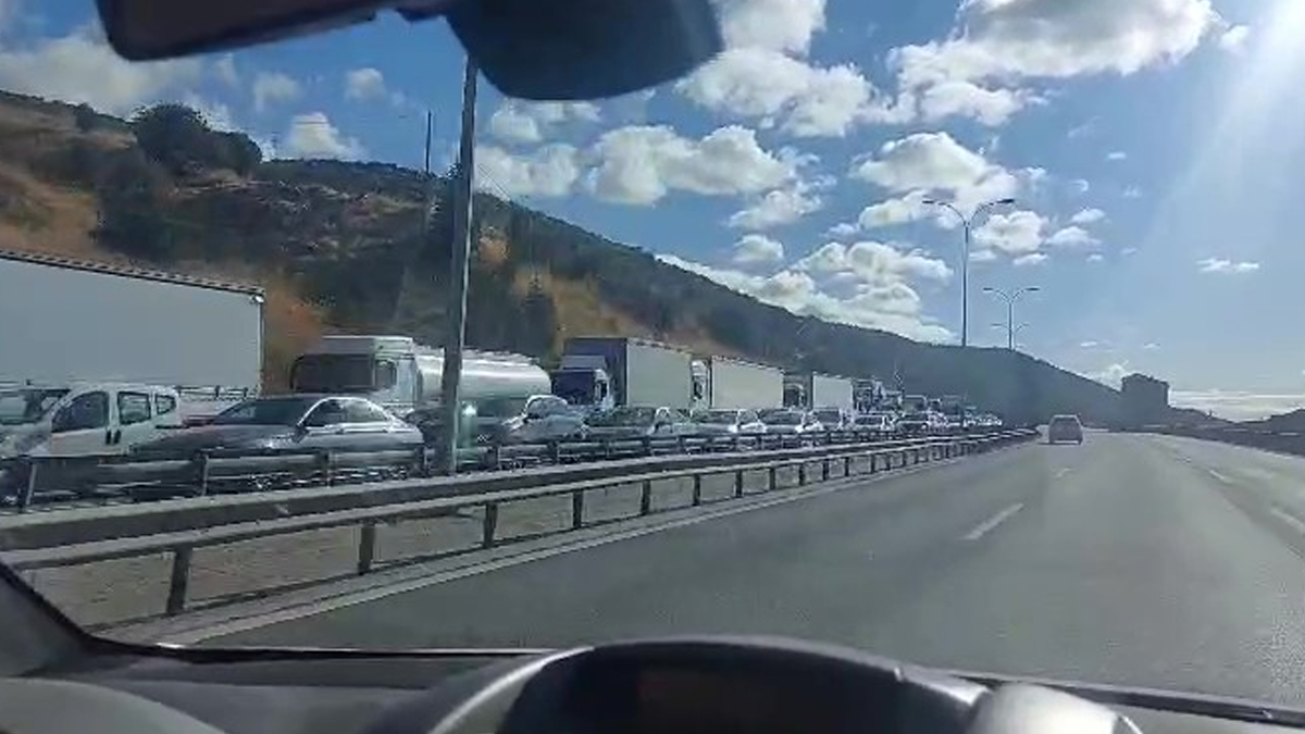 TEM Otoyolu'nda tır devrildi yol kilitlendi